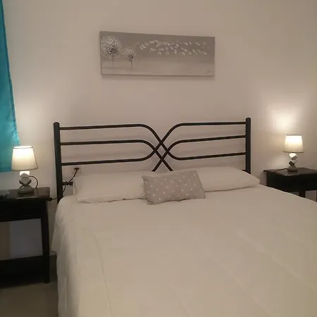 Lora Plaka Plaka (Milos)